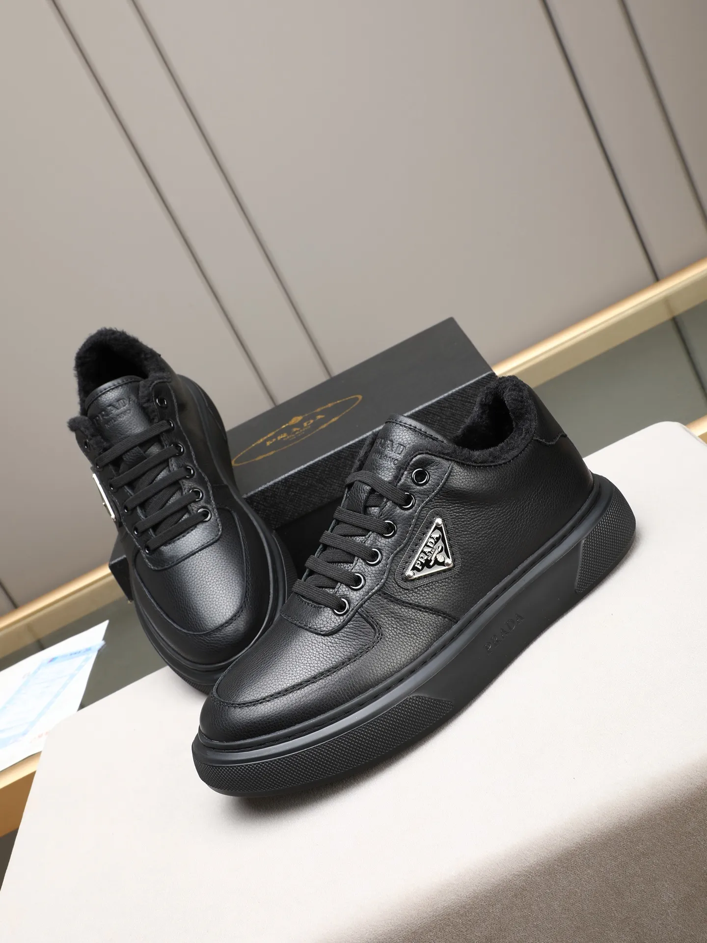 PP460 Prada/Prada men's new casual shoes, this upper is made of imported calfskin + velvet lining! The outside is decorated with the P family's classic metal triangle enamel logo, and the outsole is made of non-slip sports foam ultra-light outsole, which feels good on the feet and is a fashionable and fashionable item! Two colors to choose from!  Size: 38-44 (45 customized)